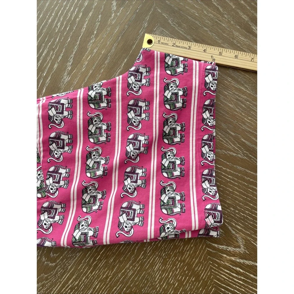 Crown & Ivy Size 6‎ Pink black ELEPHANT Geometric STRETCH Shorts FUN & EUC
